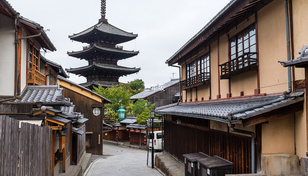 Ninenzaka stone-paved slope leading toward Yasaka Pagoda